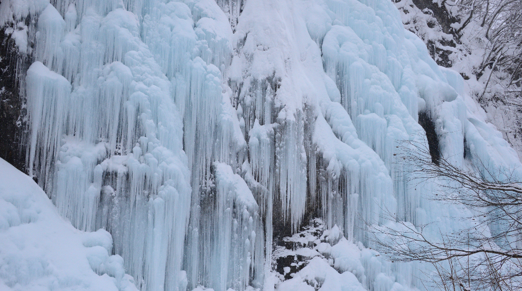 1月上旬～3月上旬にかけては、厳冬を活かした「氷の渓谷」が楽しめます。