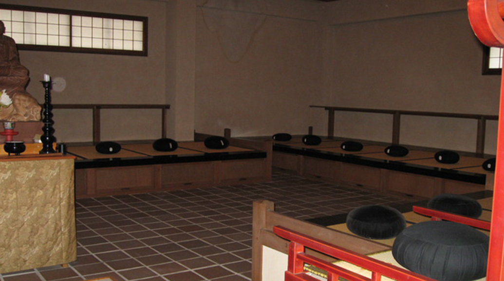 善応寺座禅堂。13世紀頃の中国のものを模して作られた座禅堂です。座禅体験ができます。