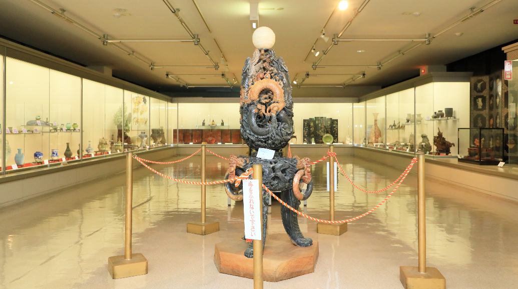大橋コレクション館。飛騨大鍾乳洞の発見者である「故・大橋　外吉」氏が集めた世界の美術品、装飾品など約１０００点を展示。